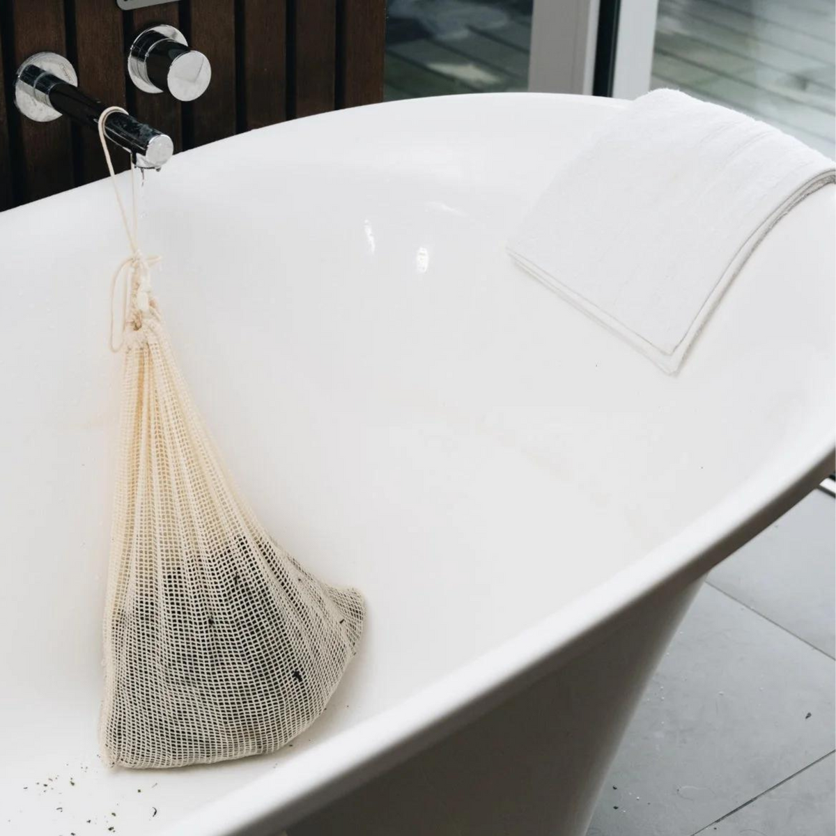 Voya mesh bag in bath tub