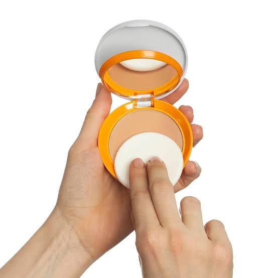 Heliocare 360 Oil-Free Compact SPF50+ application