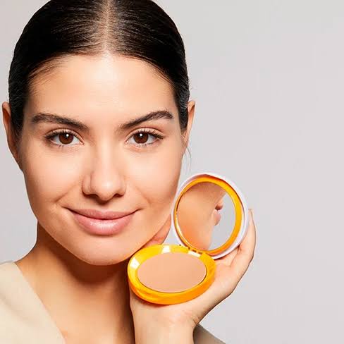 Heliocare 360 Oil-Free Compact SPF50+ on model