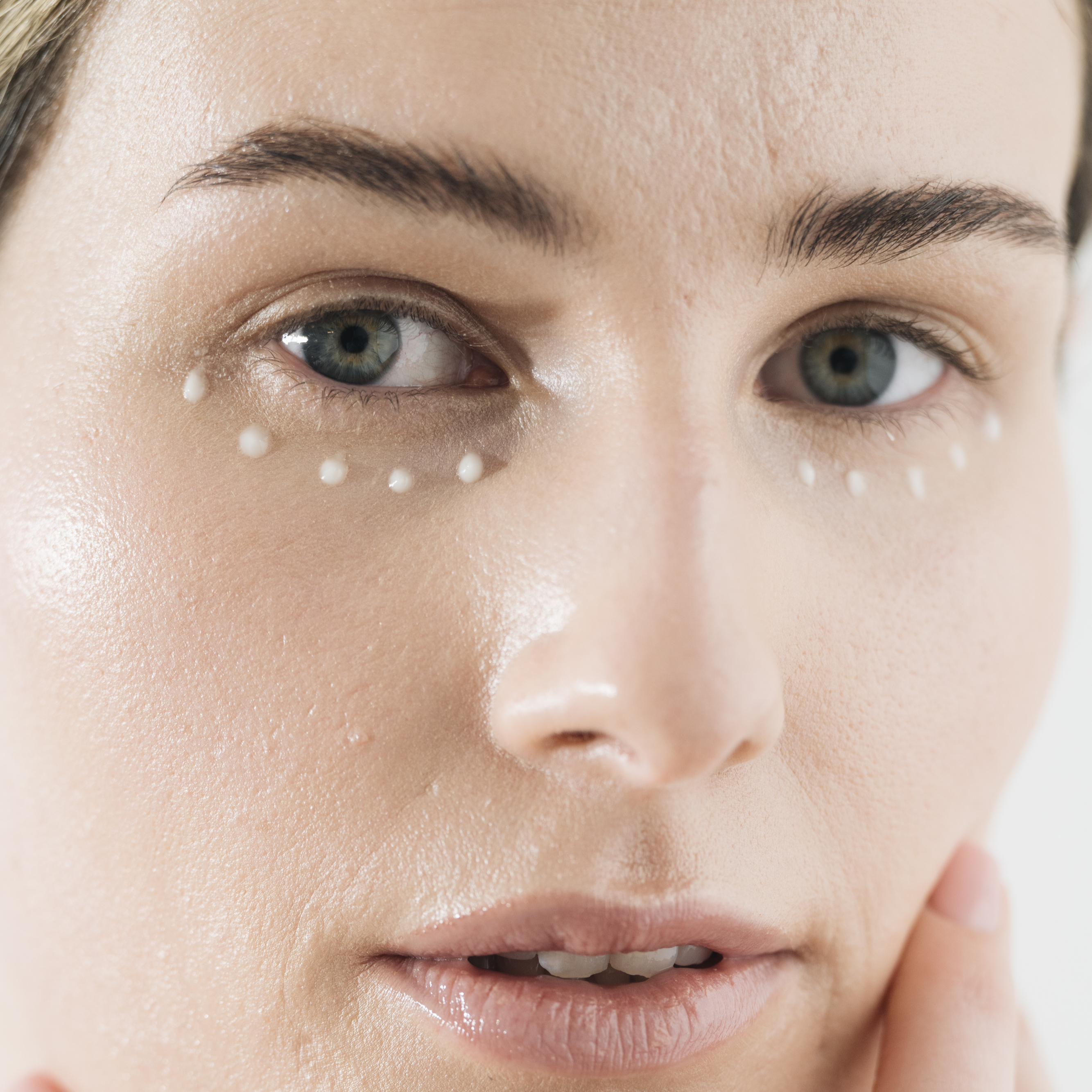 VOYA bright eyes applied to face